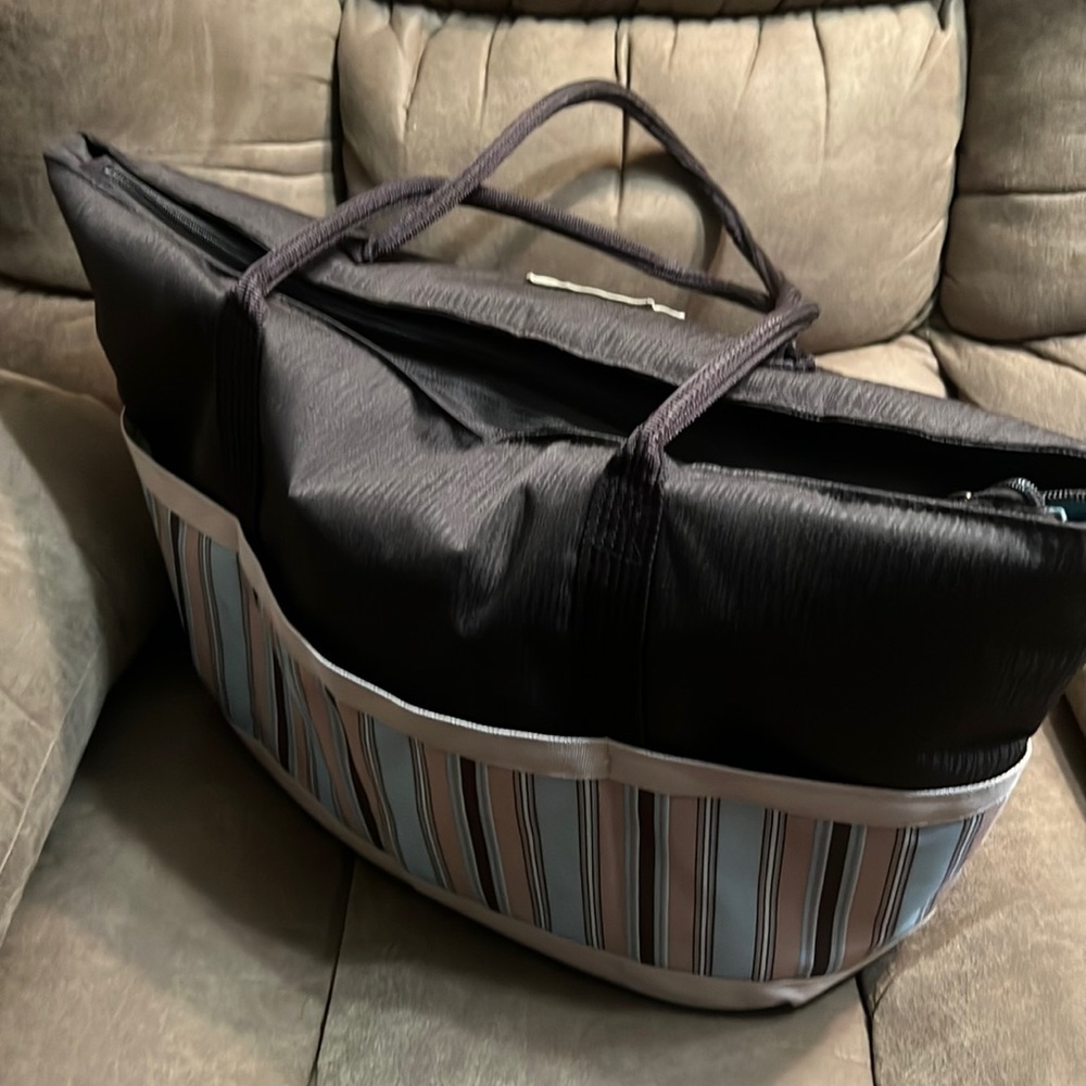 Wenzel picnic bag with plates, cups, utensils.